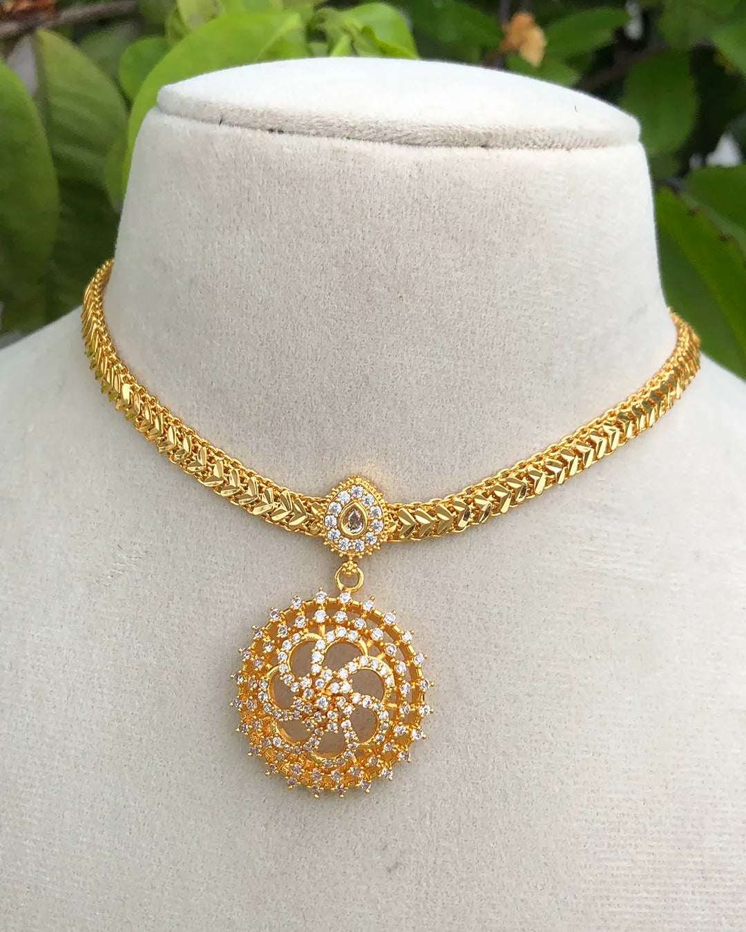Suhana Swirl Pendant Necklace